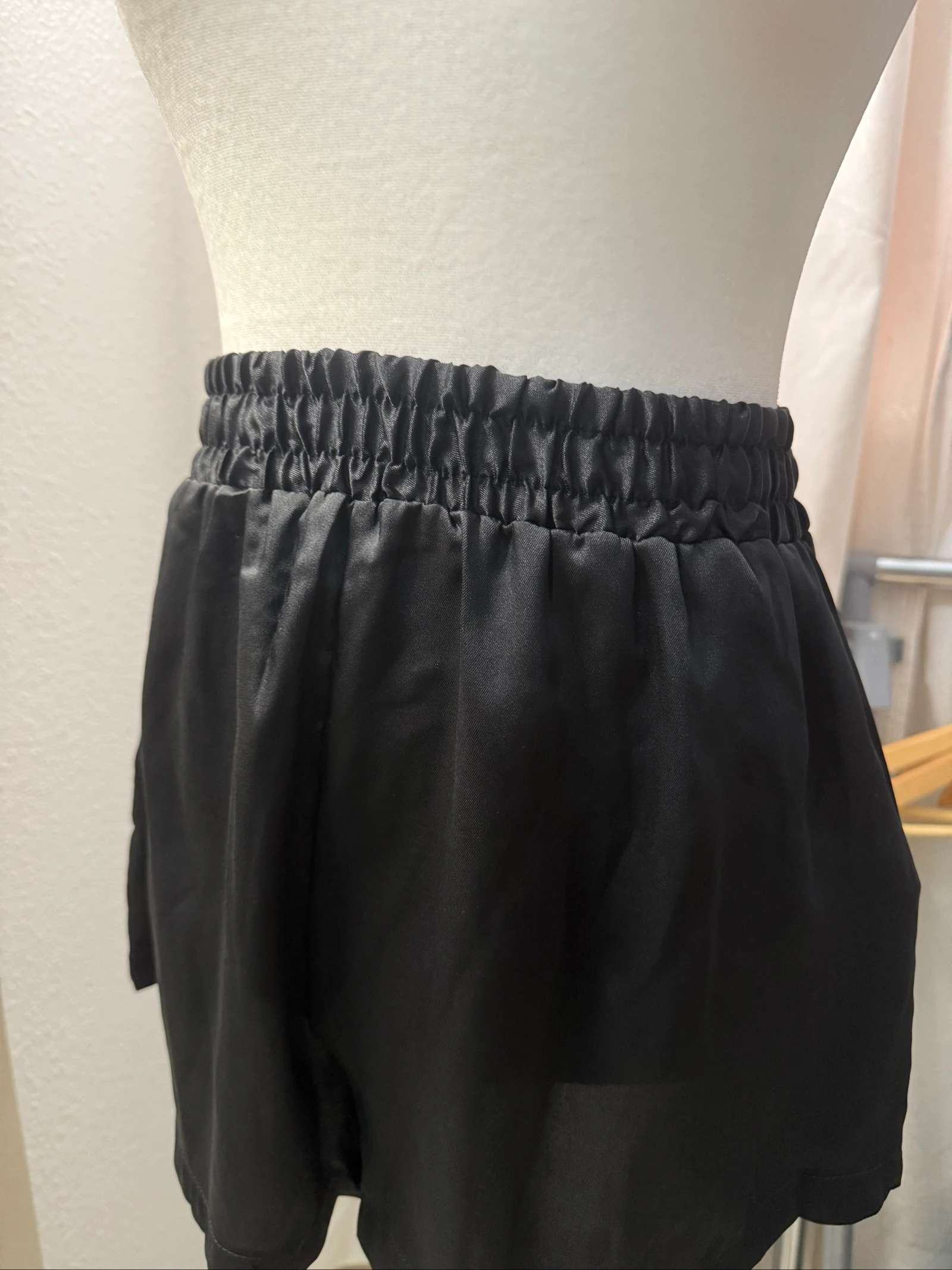 Short color negro satinado  – photo 3